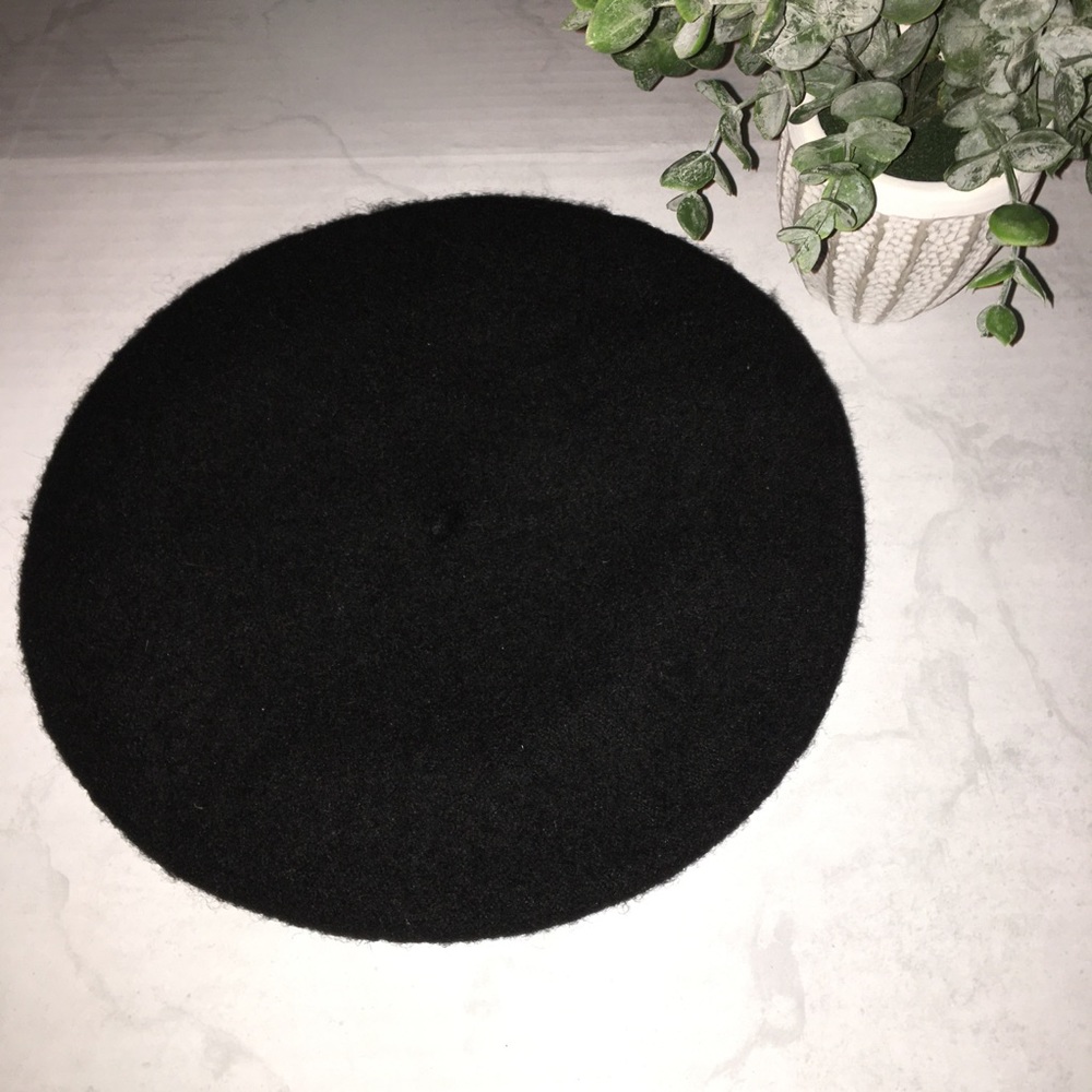EUC WOOL BERET SIZE ONE SIZE